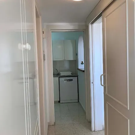 King's Palace - Very Spacious 1 Bed Πάφος
