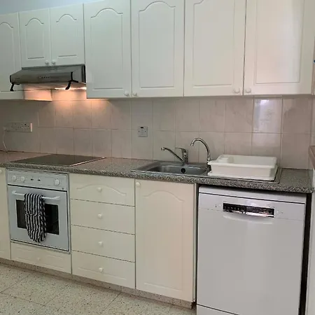 King's Palace - Very Spacious 1 Bed Апартаменты Пафос